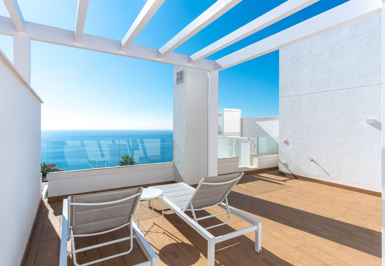 Solárium privado con tumbonas y vistas panorámicas al mar en Isea Calaceite
